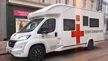 V Praze zahájil činnost mobilní tým, který bude očkovat především obyvatele domovů pro seniory.