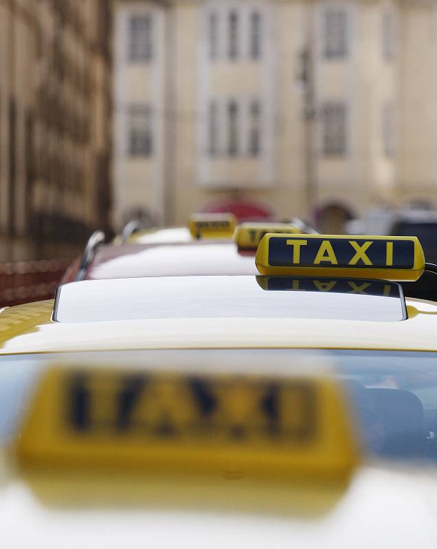 Asi 70 taxikářů se sešlo 7. března v Praze k protestní jízdě ze Strahova k pražskému magistrátu na podporu výzvy za zavedení minimálních cen za kilometr jízdy v hlavním městě.