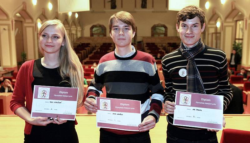 Olympiáda lidských práv 2013 - finálové kolo v prostorách Magistrátu hlavního města Prahy. Na snímku zleva 3. místo Pavla Vavrečková,1. místo Jakub Komárek a 2. místo Martin Tousek. 