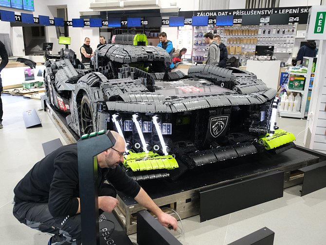 Instalace modelu stavebnice Peugeot Le Mans za účasti designera společnosti Lego.