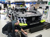 Instalace modelu stavebnice Peugeot Le Mans za účasti designera společnosti Lego