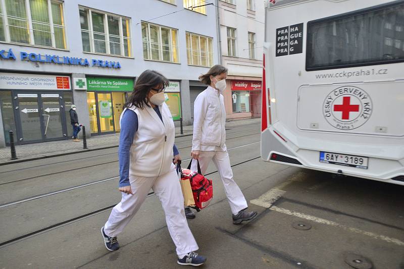 V Praze zahájil činnost mobilní tým, který bude očkovat především obyvatele domovů pro seniory.