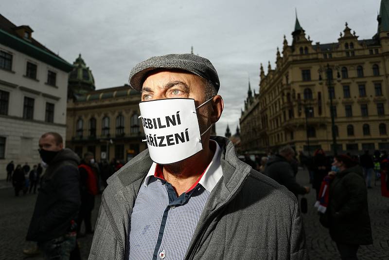 Demonstrace proti vládním opatřením na boj proti epidemii se na náměstí Republiky konala ve středu 28. října 2020.