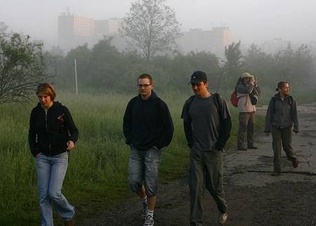 Lidé vyrazili z pražských Hájí 17. května na tradiční pochod Praha - Prčice.