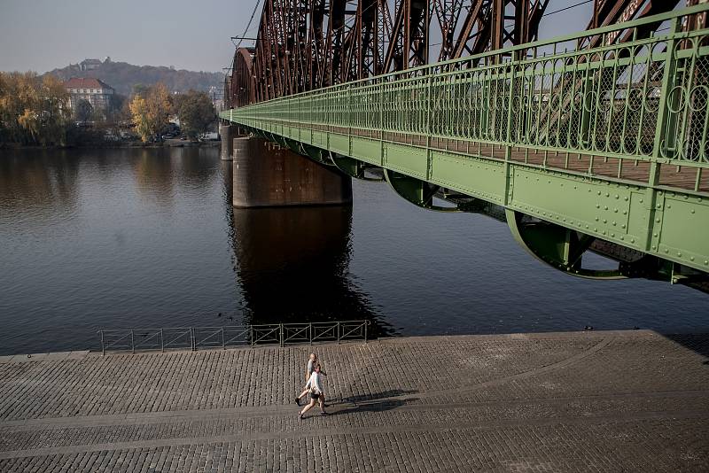 Slavnostní otevření lávky na Železničním mostě po rekonstrukci proběhlo 18. října v Praze.