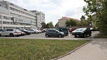 Parkoviště aut u polikliniky Budějovická - ilustrace k plánované výstavbě parkovacího domu.