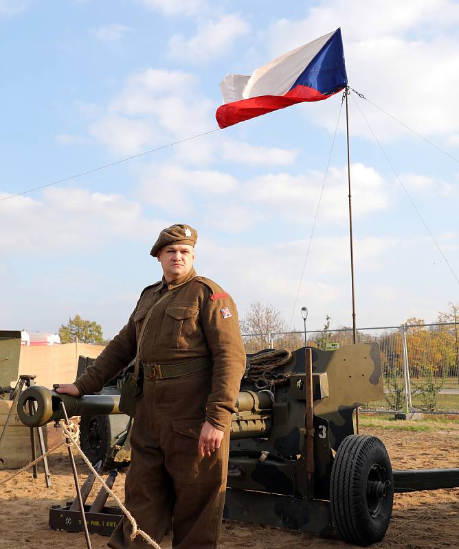 Statické ukázky techniky na Letenské pláni v Praze ke stému výročí vzniku Československa.