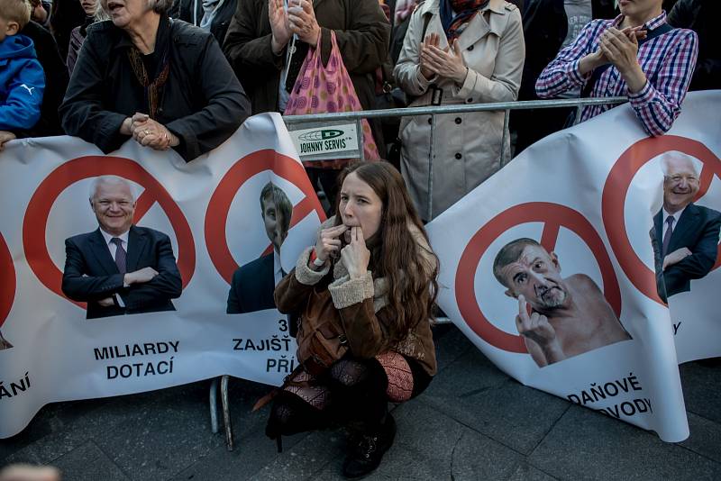 Na dvacet tisíc lidí se sešlo 10. května na pražském Václavském náměstí, aby protestovali proti Andreji Babišovi a Miloši Zemanovi.