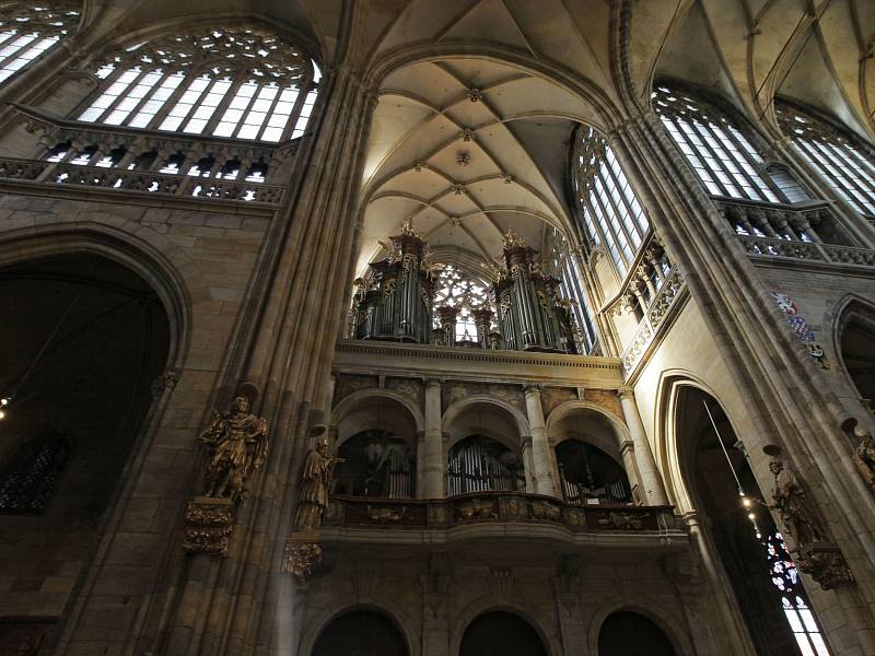 V pondělí odpoledne byla v katedrále svatého Víta za účasti kardinála Dominika Duky podepsána smlouva  s vítěznou firmou (Gerhard Grenzing S.A.) na výrobu majestátního nástroje Svatovítských varhan.