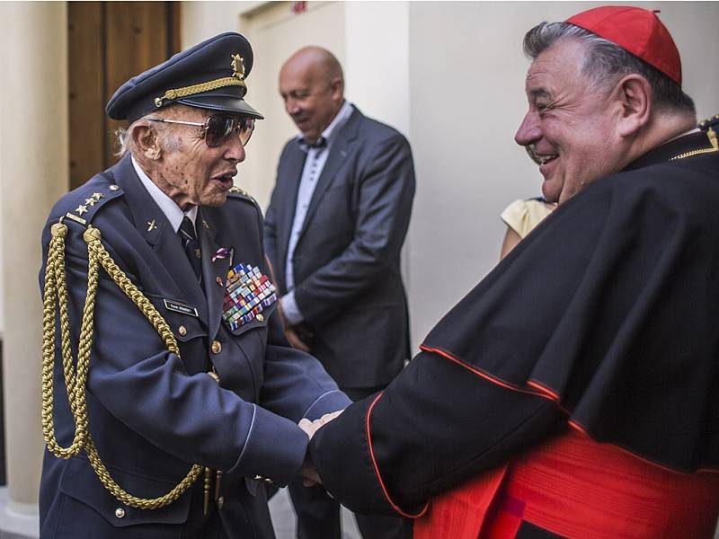 Spitfire ozdobil v pátek pražské Hradčanské náměstí na připomínku 70. výročí návratu československých letců do vlasti. 