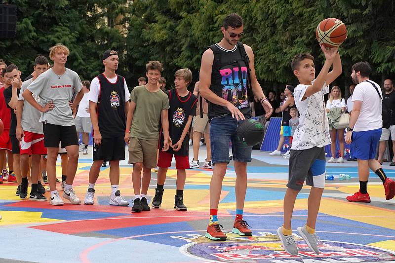 V areálu sportoviště Pražačka se konal basketbalový turnaj Red Bull Half Court 3x3.