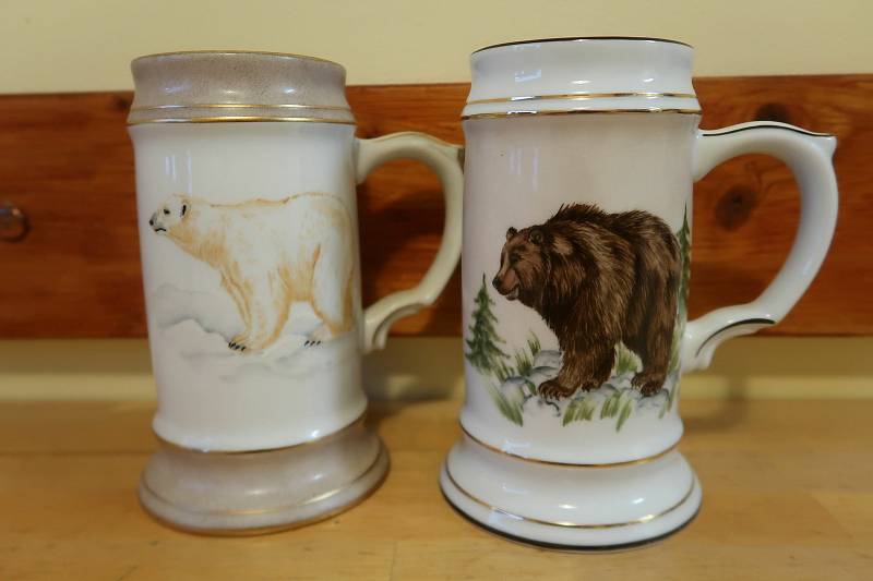 Součástí sbírky je i sbírka medvědích hrnků a sklenic, tyto jsou ručně malované a vyrobené v jediném exempláři pro Ondřeje Bastla.