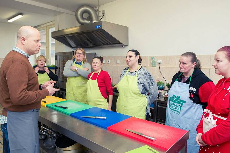 Kurz zdravého vaření pro ženy v nouzi pod vedením kuchaře Romana Pauluse v Potravinové bance Zdiby.