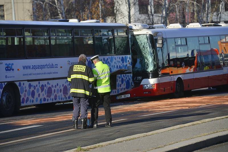 Na Chodově se srazily dva autobusy.