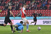 Fotbalisté Slavie si v neděli večer v Edenu s chutí zastříleli. Jablonec deklasovali jednoznačně 5:0. Tímto výsledkem vyhráli v lize už podruhé v řadě! Na snímku střílí druhý gól utkání Jan Kuchta.