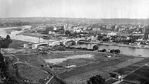 Pohled na holešovický meandr v roce 1928. Čerstvě postavený Libeňský most se původně nazýval Masarykův.