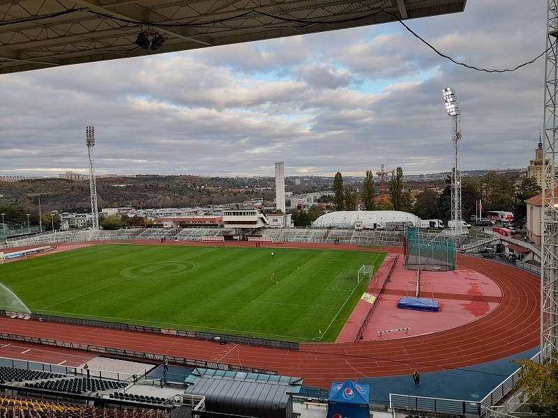 Atmosféra, pivo a klobásky při pohárovém derby Dukla - Slavia