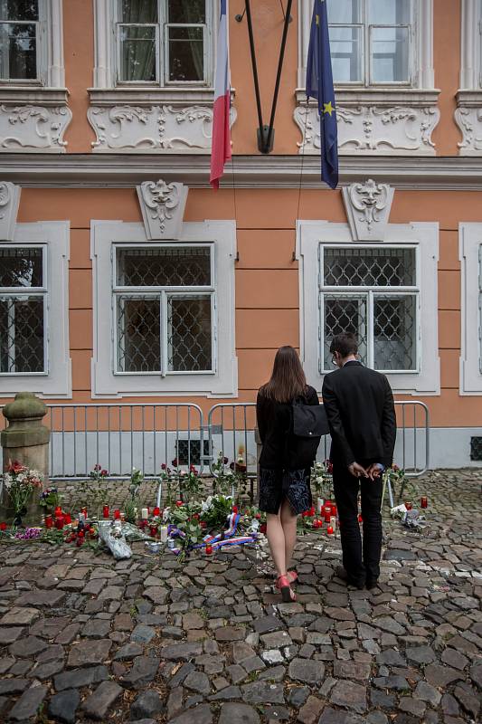 Pieta za oběti z Nice před francouzskou ambasádou.