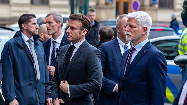 Macron et Pavel ont rendu hommage aux victimes de la fusillade de décembre à la Faculté des Lettres de l’Université Charles