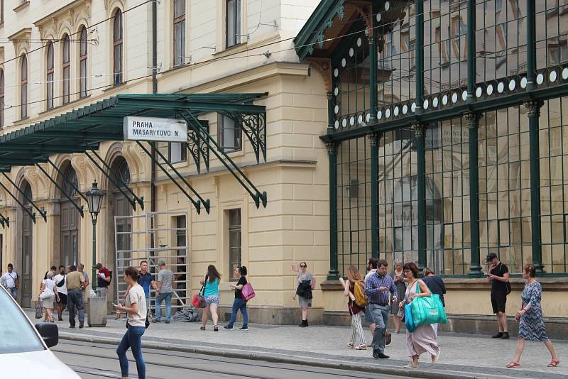 Na Masarykově nádraží otevřeli kavárny, objevily se stánky s občerstvením, další i s restaurací a lékárnou ještě přibudou.