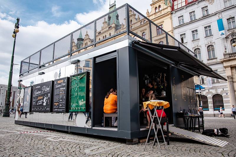 Kavárna POTMĚ zakotvila 3. června na náměstí Republiky, kde setrvá až do 20. června 2019..