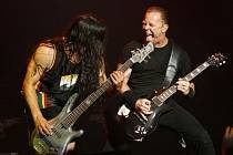 Lídr Metalliky James Hetfield (vpravo) a od roku 2003 nový baskytarista kapely Robert Trujillo. 