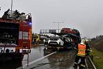Smrtelná nehoda nákladních aut u Jesenice uzavřela Pražský okruh.