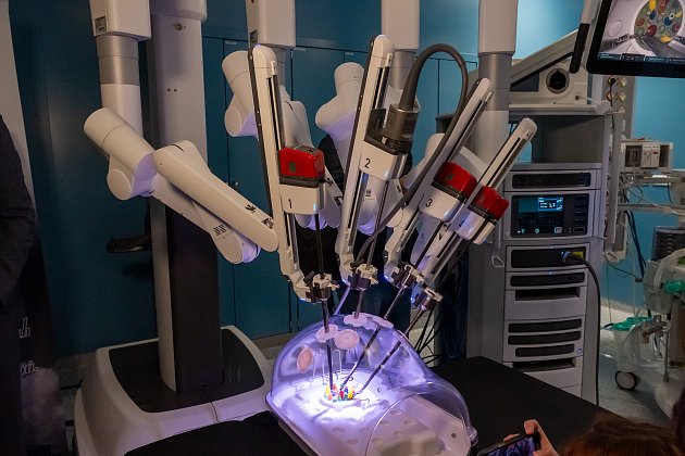 Fakultní Thomayerova nemocnice otevřela nové multioborové robotické centrum