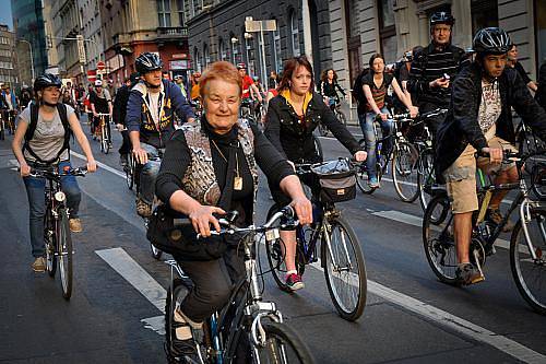 Pět tisíc lidí se zúčastnilo v Praze tradiční Velké jarní cyklojízdy, která se konala ve čtvrtek večer. V příjemném počasí projel pestrý peloton centrum Prahy a přes magistrálu,  Pankrác a Barrandovský most dojel do klubu MeetFactory.