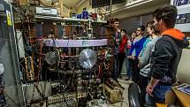 Den otevřených dveří na Fakultě jaderné a fyzikálně inženýrské ČVUT se uskutečnil v úterý 2. února 2016 v Praze. Na snímku fúzní reaktor Tokamak Golem.