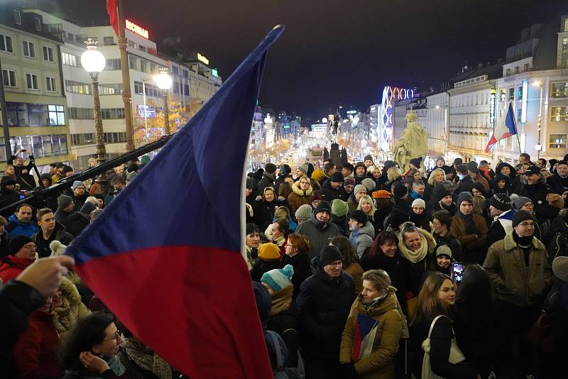 Spontánní přivítání nově zvoleného prezidenta ČR Petra Pavla jásajícími občany před Národním muzeem v Praze.