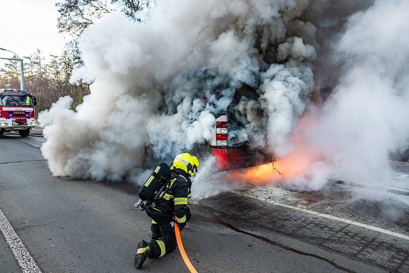 Požár autobusu v ulici Žernošická na Praze 8.