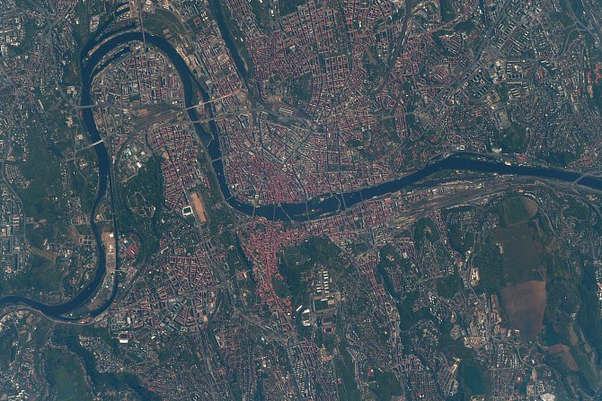 Snímek Prahy pořízený z vesmírné stanice ISS astronautem Feustelem.
