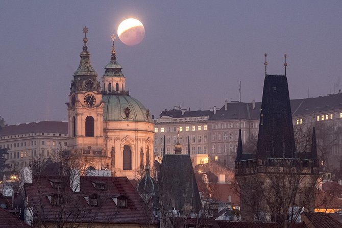 Úplné zatmění Měsíce v centru Prahy 21. ledna.