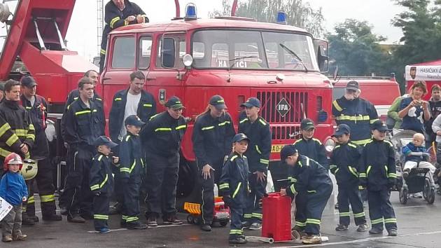 Mezi mládím a zaslouženým věkem mají radotínští hasiči mezeru.