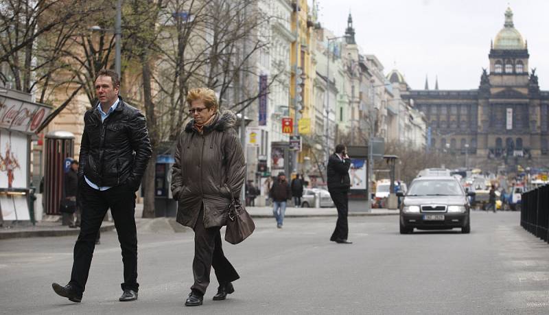 Od 2. dubna se spodní část Václavského náměstí změnila v pěší zónu. Mnoho aut tam ale stále jezdí.