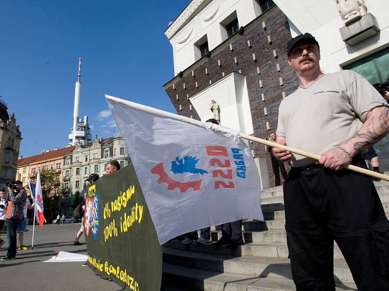 Pochod Dělnické strany sociální spravedlnosti (DSSS) na náměstí Jiřího z Poděbrad, 1. května 2012