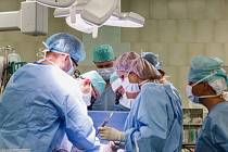 Chirurgický tým, který provedl novou metodu rekonstrukce srdečních chlopní.