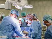 Chirurgický tým, který provedl novou metodu rekonstrukce srdečních chlopní.