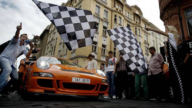 DIAMOND RACE. Česká obdoba ilegálního závodu Gumball 3000 odstartovala ve čtvrtek z Pařížské ulice.