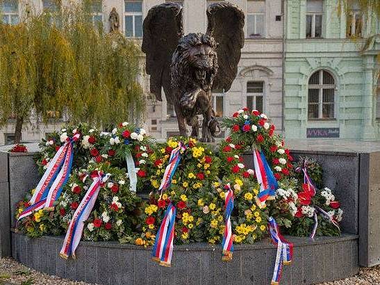 Potomek jednoho z československých letců RAF si stěžuje, že památník Okřídlený lev na pražském Klárově je zneuctíván.