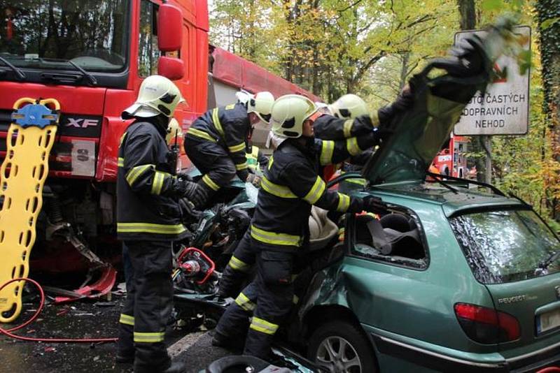 Šedesátiletý řidič utrpěl vážná mnohočetná poranění