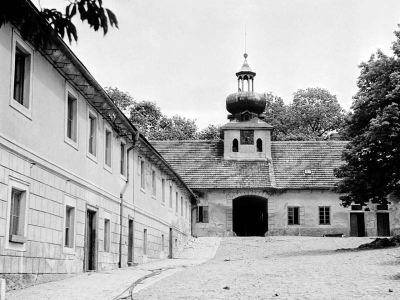 BROUČKOV. Budova prvního dětského nápravného střediska v Praze-Košířích na Cibulce. Foto z června 1946.