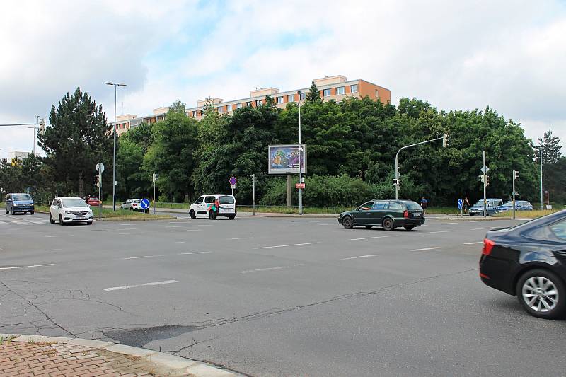 Místo, kde má stát stanice Olbrachtova. Část zeleně bude muset stavbě ustoupit.