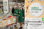 Z potravinové sbírka v pražském supermarketu.