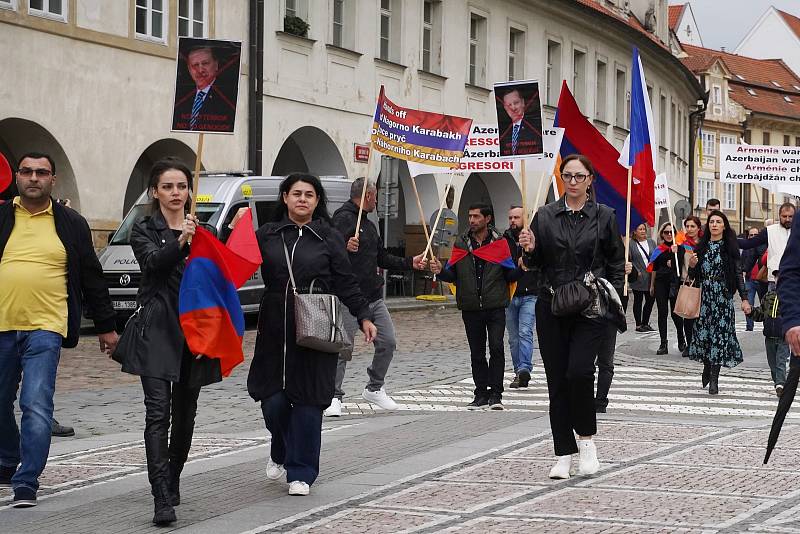 Demonstrace proti agresi Ázerbájdžánu na území Arménie před budovou ministerstva zahraničí na Loretánském náměstí v Praze.