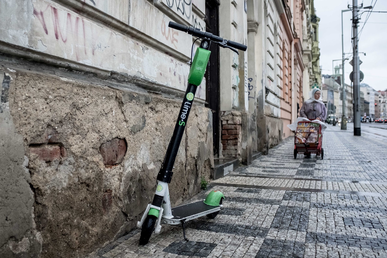 Praha řeší sdílené koloběžky, někde se vypnou. Firma ohlídá parkování -  Pražský deník