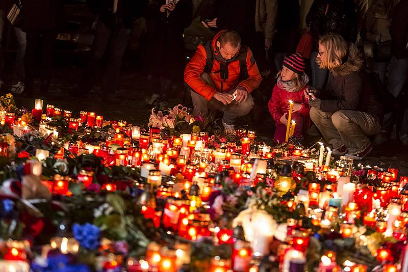 Praha truchlí s Paříží: Před francouzským velvyslanectvím se rozzářily stovky svící.