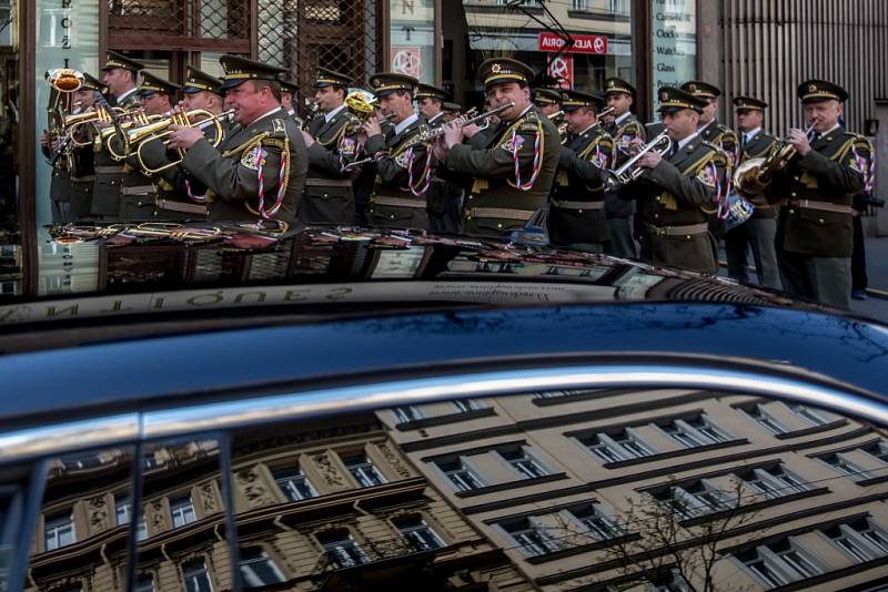 Vzpomínkový pietní akt při příležitosti 71. výročí Pražského povstání a konce druhé světové války si lidé připomněli ve čtvrtek 5. května 2016 před budovou Českého rozhlasu v Praze.
