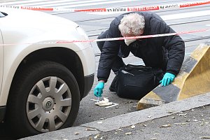 Ze zadržení pachatele v Korunní ulici na pražských Vinohradech, který ujížděl policejním hlídkám a způsobil několik dopravních nehod.